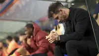 Kekecewaan terlihat di wajah Diego Simeone setelah Atletico Madrid untuk pertama kalinya tersingkir dari fase grup Liga Champions dengan status juru kunci. (AP/Luis Vieira)