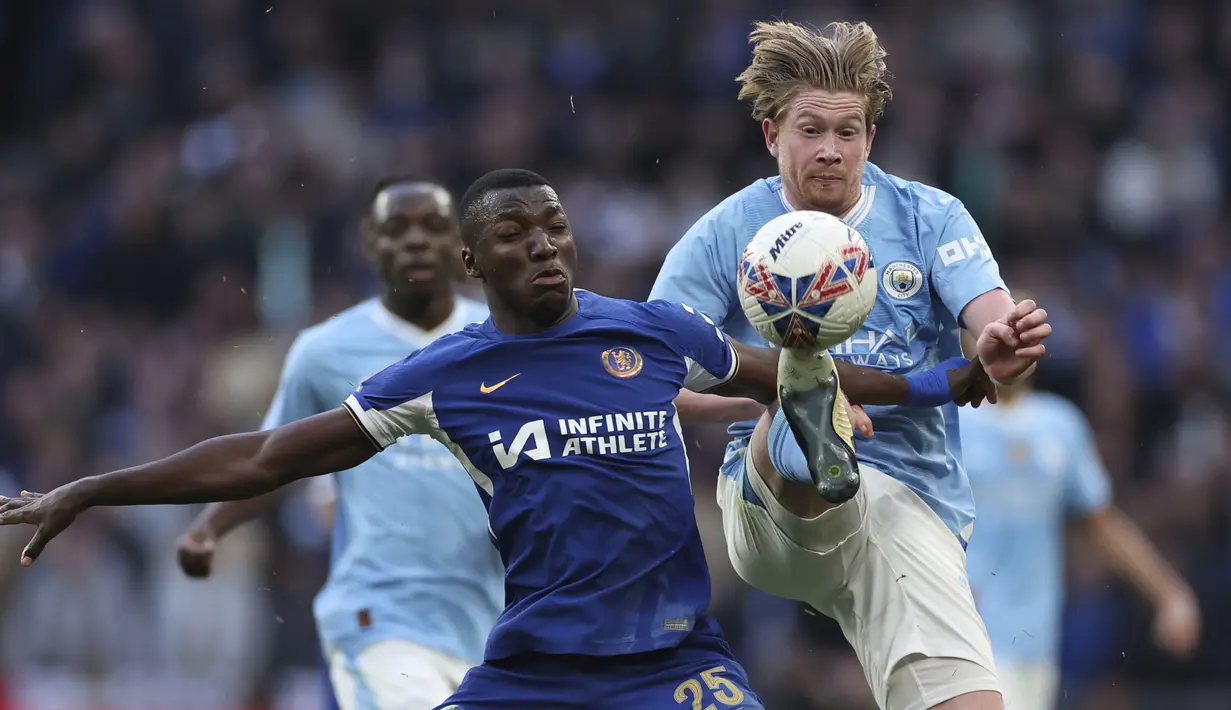 Gelandang Manchester City, Kevin De Bruyne (kanan) berusaha mengontrol bola di samping gelandang Chelsea, Moises Caicedo pada laga semifinal Piala FA 2023/2024 di Wembley Stadium, London, Sabtu (20/4/2024). (AP Photo/Ian Walton)