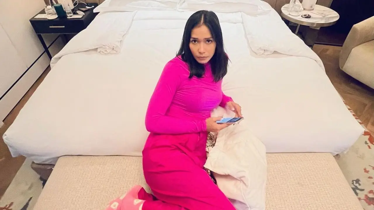 Ardinia Wirasti dalam busana kasual bernada cerah fushia