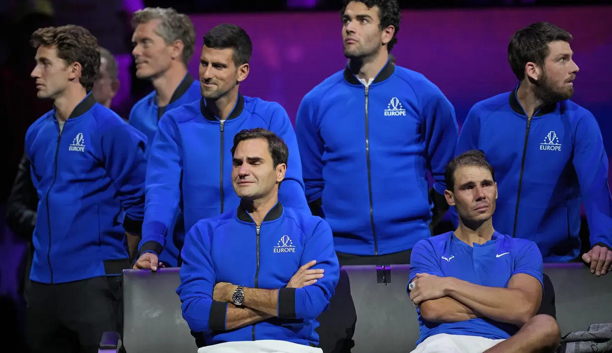 Roger Federer dari Tim Eropa duduk bersama rekannya Rafael Nadal setelah pertandingan ganda Piala Laver melawan Jack Sock dan Frances Tiafoe dari Tim Dunia di arena O2 di London, Jumat (23/9/2022). (AP Photo/Kin Cheung)