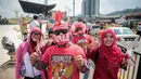 Suporter Timnas Indonesia bergaya sebelum menonton pertandingan melawan Timor Leste pada laga SEA Games di Stadion MPS, Selangor, Minggu (20/8/2017). Indonesia menang 1-0 atas Timor Leste. (Liputan6/Faizal Fanani)