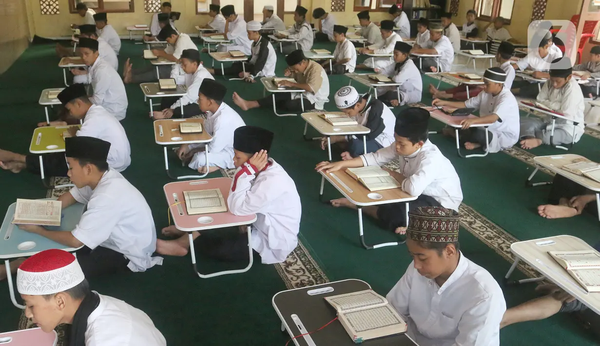 Santri bertadarus dalam rangka mengkhatamkan Qur'an di Masjid Daarul Qu'ran Pesantren Al Kautsar, Cibinong, Bogor, Jawa Barat, Minggu (10/04/2022). Kegiatan Khatam Al-Quran dilakukan rutin di bulan Ramadhan bagi santri yang diantara mengisi waktu menunggu buka puasa. (merdeka.com/Arie Basuki)