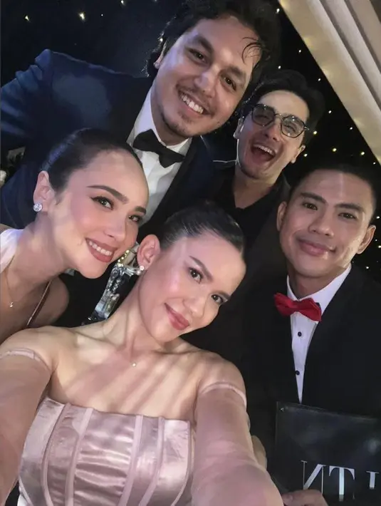 Tampak pula Ricky Harun dan Kevin Julio yang juga kompak tampil dibalut setelan jas hitam.  [Foto: IG/michellejoan_]