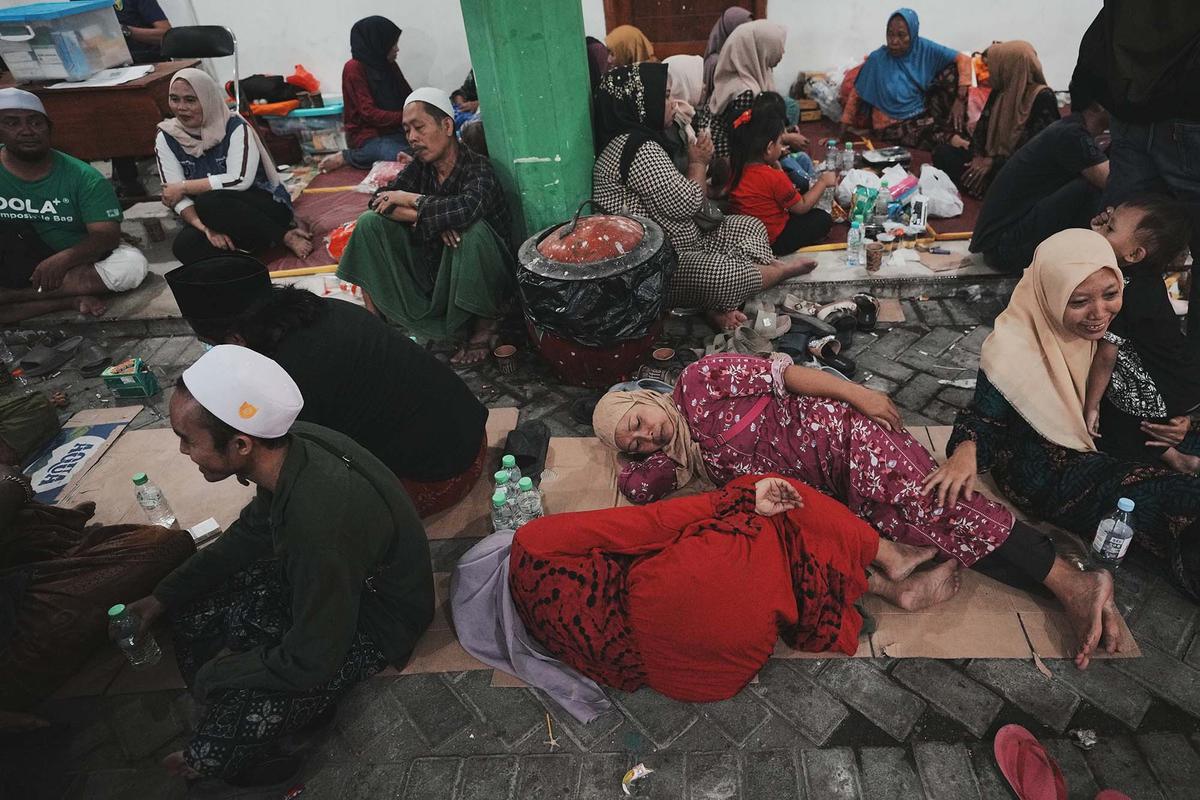 FOTO: Harap dan Cemas, Keluarga Santri Setia Menunggu di Lokasi Musala Ambruk