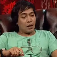 Belakangan ini, komedian Alfiansyah alias Komeng jarang muncul di layar kaca. Saat dikonfirmasi, Komeng mengaku sedang menyelesaikan pendidikannya.(Adrian Putra/Bintang.com)