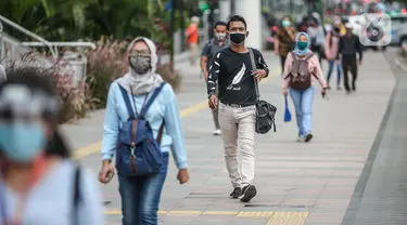 Suasana jam pulang kerja di jalur pedestrian kawasan Sudirman, Jakarta, Senin (22/6/2020). Pemprov DKI Jakarta mulai menerapkan perubahan sif kerja dengan waktu jeda tiga jam, yaitu pukul 07.00-16.00 pada sif pertama dan pukul 10.00-19.00 pada sif kedua. (Liputan6.com/Faizal Fanani)