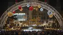Orang-orang memadati pasar Natal di Wina, Austria, Minggu (21/11/2021). Penguncian dilakukan akibat terjadi kematian rata-rata harian meningkat tiga kali lipat dalam beberapa pekan terakhir. (AP Photo/Vadim Ghirda)