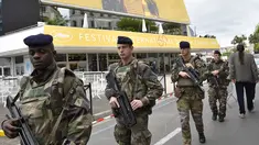 Sejumlah tentara Prancis berpatroli di depan Festival Palace di Cannes, Selasa (10/5/2016). Penyelenggaraan Festival Film Cannes 2016 yang akan dimulai pada 11-12 Mei 2016 hingga kini masih dirundung kekhawatiran. (Loic VENANCE/AFP)
