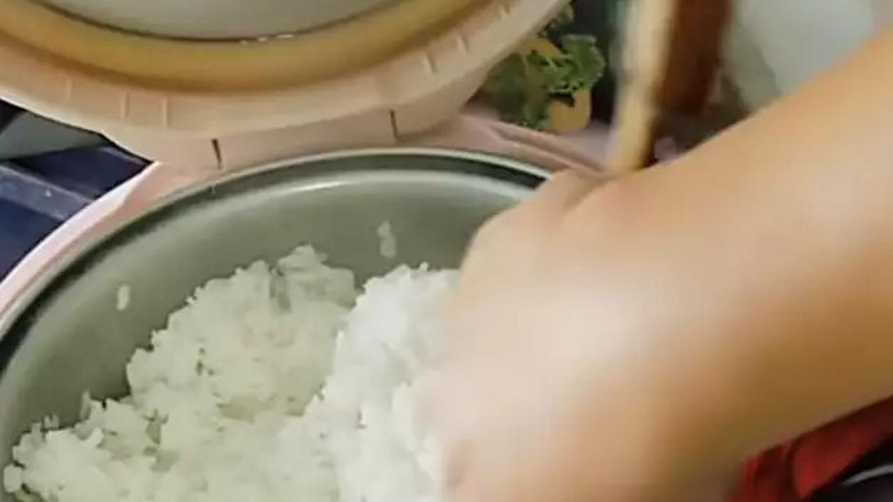 Setelah Matang, Aduk Nasi dengan Spatula Bersih