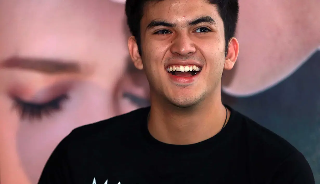 Rizky Nazar dibantu oleh seorang temannya yang pandai bernyanyi sehingga Rizky dapat bernyanyi dengan baik. (Deki Prayoga/Bintang.com)