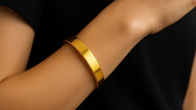 8 Inspirasi Gelang Emas Polos 24K, Fashion Item yang Enggak Pernah Ketinggalan Zaman