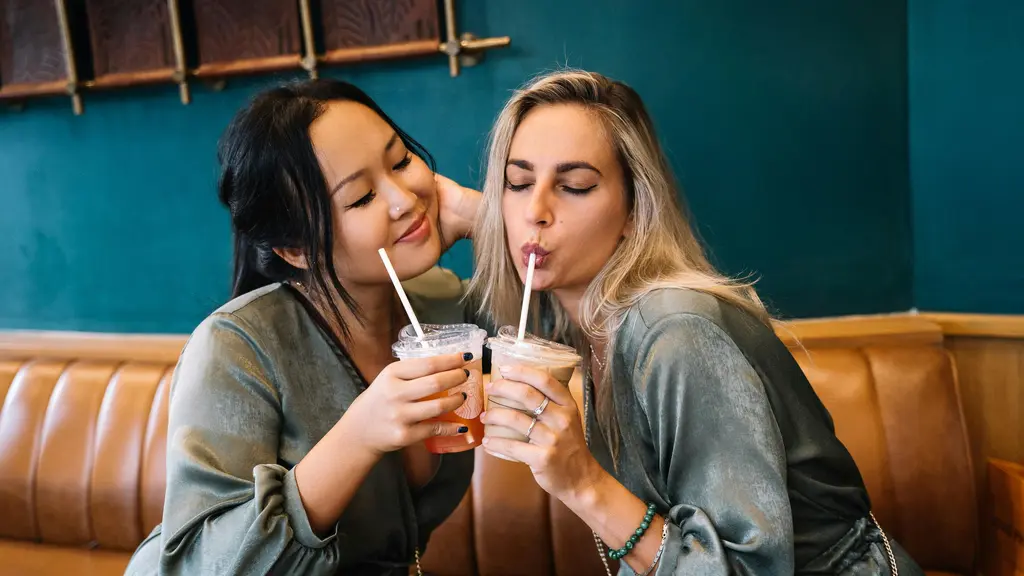 Ilustrasi persahabatan dua orang wanita (Sumber: Pexels.com/Anna Tarazevich)