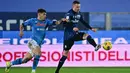 Gelandang Atalanta, Josip Ilicic berusaha mengontrol bola dari kawalan bek Napoli, Giovanni Di Lorenzo pada pertandingan leg kedua semifinal Coppa Italia di stadion Azzurri d'Italia di Bergamo, Kamis (11/2/2021). Hasil ini membuat Atalanta otomatis lolos ke final Coppa Italia. (AFP/Miguel Medina)