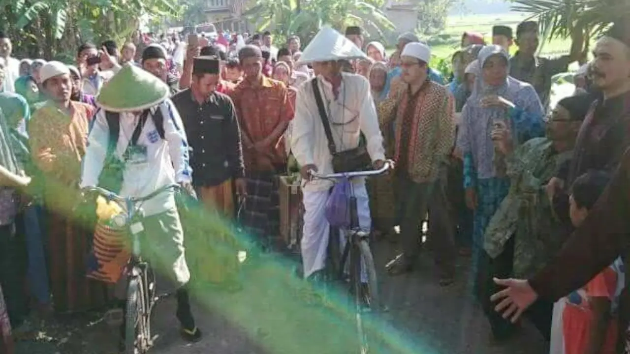 Kabar dua pria Kebumen yang naik haji bersepeda ontel sempat viral di media sosial. (Foto: Andre Noval/Facebook/Muhamad Ridlo/Liputan6.com)