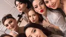 Natasha Wilona tampil dengan riasan wajah flawless dengan lipstik merah. Sedangkan, Indah mengenakan blush on coral dan lipstik coklatnya.  [@indahpermatas]
