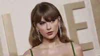 Penyanyi-penulis lagu AS Taylor Swift tiba untuk menghadiri ajang Golden Globe Awards tahunan ke-81 atau Golden Globes 2024 di hotel The Beverly Hilton di Beverly Hills, California, Minggu (7/1/2024). (Michael TRAN / AFP)