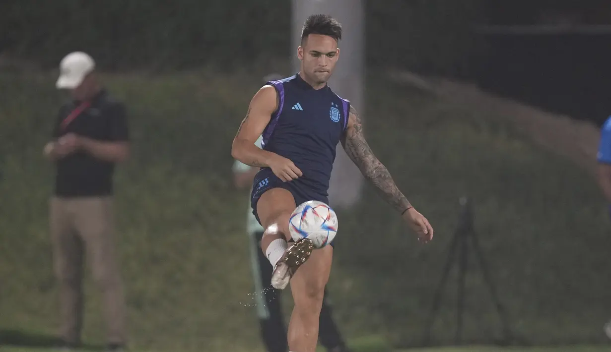Penyerang Argentina Lautaro Martinez mengontrol bola saat latihan timnas di Doha, Qatar, Selasa (29/11/2022). Laga pamungkas Grup C Piala Dunia 2022 antara Polandia vs Argentina akan digelar di Stadium 974 pada Kamis, 1 Desember 2022 dinihari WIB. (AP Photo/Jorge Saenz)