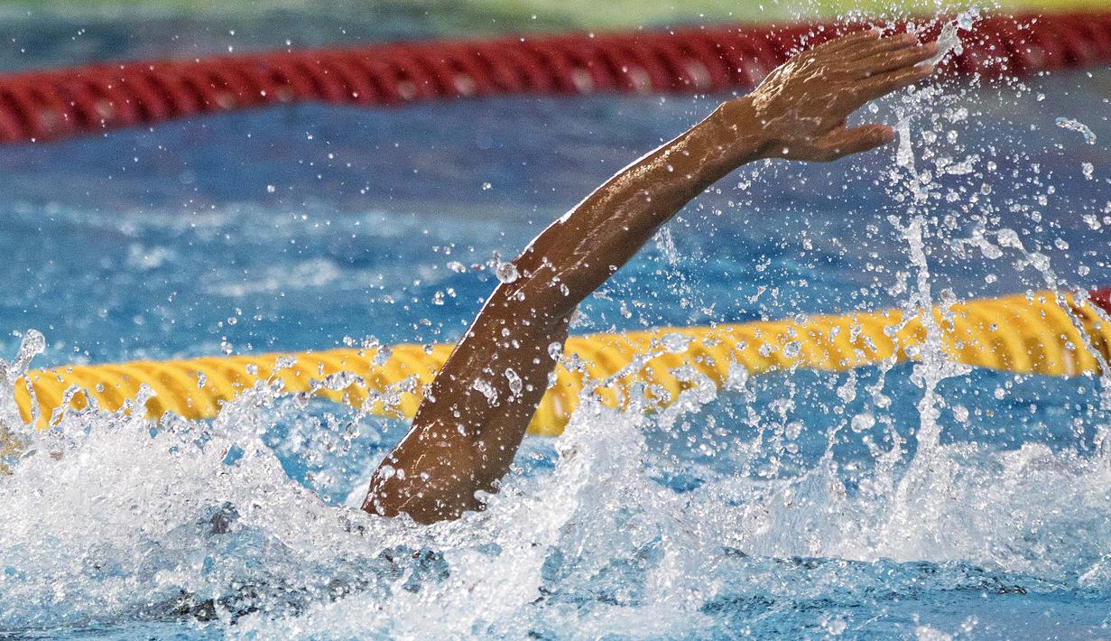 Jendi Panggabean perenang Indonesia saat beraksi pada kualifikasi cabang renang nomor 100 meter gaya bebas putra klasifikasi S9 Asian Para Games 2018 di Stadion Akuatik, Gelora Bung Karno Jakarta, Senin (8/10/2018). (Bola.com/Peksi Cahyo)