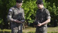Jimin dan Jungkook BTS menuntaskan wamil. (AP Photo/Lee Jin-man)
