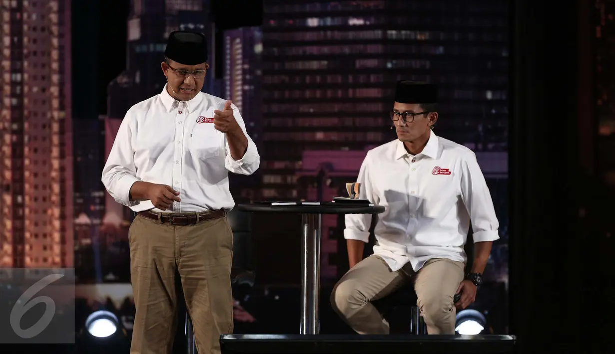 Cagub DKI Jakarta nomor 3, Anies Baswedan memaparkan visi misi pada debat perdana Cagub DKI Jakarta di Bidakara, Jakarta, Jumat (13/1). Tolak penggusuran, Anies tawarkan Urban Renewal di Jakarta. (Liputan6.com/Faizal Fanani)
