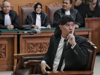 Terdakwa Ahmad Dhani menjalani sidang lanjutan atas kasus ujaran kebencian di PN Jakarta Selatan, Senin (28/1). Dalam sidang beragendakan vonis tersebut, hakim menuntut Ahmad Dhani dengan pidana penjara 1 tahun 6 bulan. (Liputan6.com/Faizal Fanani)