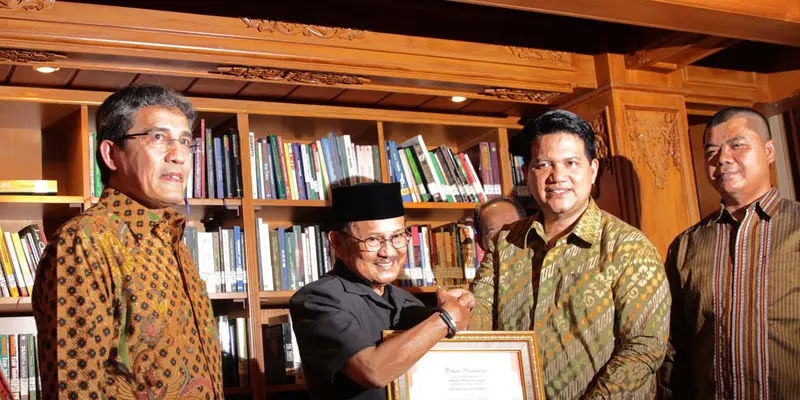 BJ Habibie Dapat 'Lifetime Achievement Award' Dari KPU