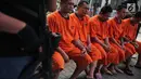 Sejumlah tersangka dihadirkan dalam pemusnahan barang bukti narkoba jenis sabu di Gedung BNN, Jakarta, Rabu (20/9). Barang bukti tersebut disita dari dua kasus yang berhasil diungkap BNN pada tanggal 6 dan 24 Agustus 2017. (Liputan6.com/Faizal Fanani)