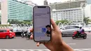 Warga menunjukkan aplikasi SatuSehat Mobile di Jakarta, Rabu (1/3/2023). Dari segi tampilan, SatuSehat Mobile tidak terlalu berbeda dengan aplikasi PeduliLindungi, namun lebih didominasi warna putih dan terlihat lebih sederhana. (Liputan6.com/Herman Zakharia)