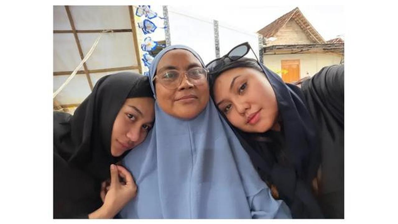 6 Potret Azizah Salsha Berbusana Serba Hitam saat Ziarah, Bertemu Pratama Arhan