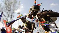 Fans Afrika Selatan menari dengan mengenakan pakaian tradisional dan meniup vuvuzela dalam acara parade menyambut PD 2010 di Johannesburg, Afsel, 21 Mei 2010. AFP PHOTO/GIANLUIGI GUERCIA
