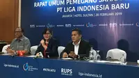 Sekjen PSSI, Ratu Tisha Destria (tengah), diapit manajerial interim PT Liga Indonesia Baru, Dirk Soplanit (kiri) dan Gusti Randa, usai RUPS PT LIB di Hotel Sultan, Senayan, Kamis (28/2/2019). (Bola.com/Benediktus Gerendo Pradigdo)