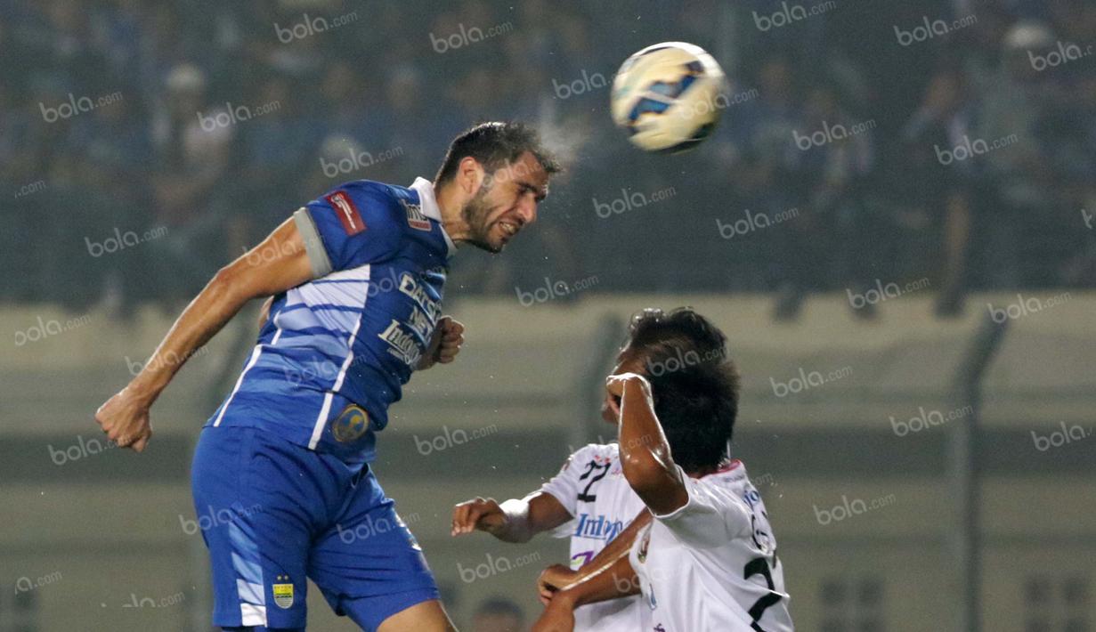 Pemain Persib Bandung Vladimir Vujovic menyundul bola ke gawang Bali United pada laga semifinal Torabika Bhayangkara Cup 2016 di Stadion Si Jalak Harupat, Bandung, Rabu (30/3/2016). (Bola.com/NIcklas Hanoatubun)