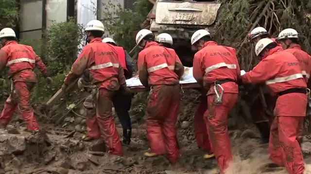 Hujan deras memicu terjadinya tanah longsor yang menyebabkan puluhan orang meninggal dan lainnya hilang 