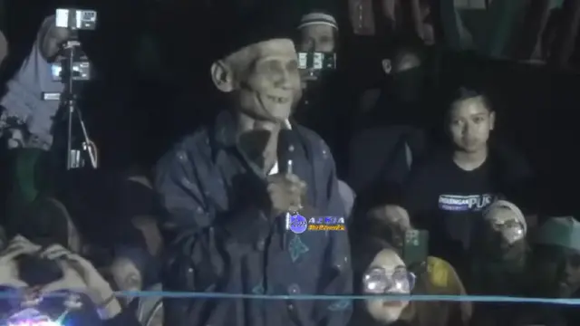 Jemaah Gus Iqdam yang sudah lanjut usia (SS: YouTube Azkia Multimedia)