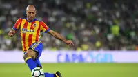 Aksi striker Valencia, Simone Zaza pada laga kontra Real Betis, pada laga lanjutan La Liga 2017-2018, di Stadion Benito Villamarin, Senin (16/10/2017) dini hari WIB.  (AFP/Cristina Quicler)