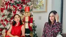 Sederet selebriti Tanah Air merayakan hari Natal dalam balutan busana serba merah. Siapa saja mereka? [@jscmila @wulanguritno]