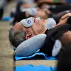 Orang-orang menikmati tidur siang saat menghadiri acara Hari Tidur Sedunia (World Sleep Day) di Monumento a la Revolution, Mexico City, Meksiko, pada 15 Maret 2024. (Rodrigo Oropeza/AFP)