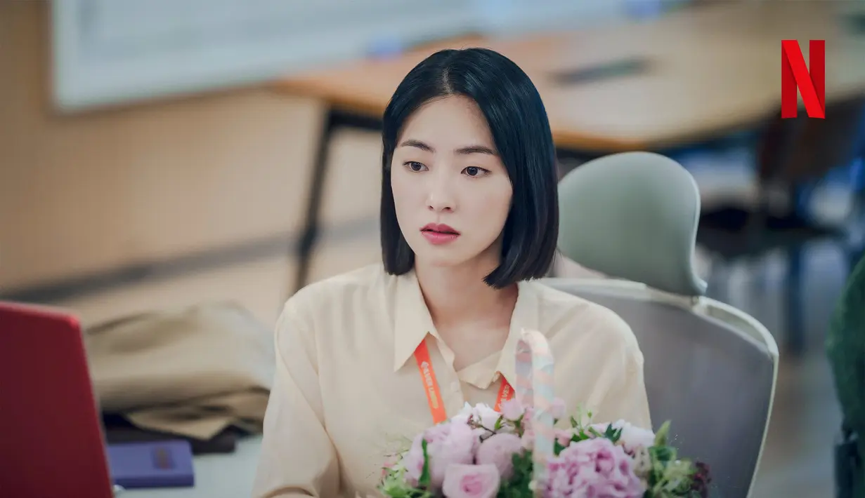 Saat ditanya bagaimana dia memerankan dua karakter berbeda, Yeo Been pun memberi penjelasan. "Yang terpenting adalah kepercayaan. Saat menjadi Min Ju saya berpikir diri saya benar-benar Min Ju, begitu juga saat menjadi Jun Hee." (Foto: Instagram/ netflixkr)