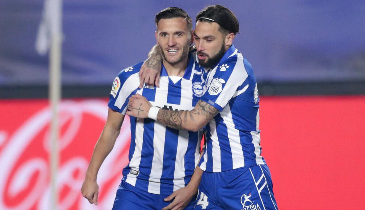 Pemain Alaves, Lucas Perez, melakukan selebrasi usai mencetak gol ke gawang Real Madrid pada laga Liga Spanyol di Stadion Alfredo di Stefano, Sabtu (28/11/2020). Real Madrid takluk dengan skor 1-2. (AP/Bernat Armangue)