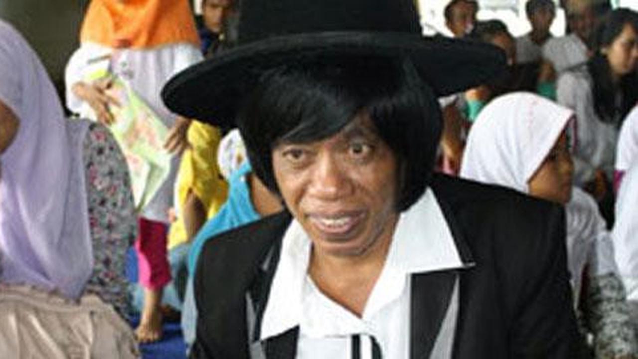 Pak Tarno pacari seorang pramugari