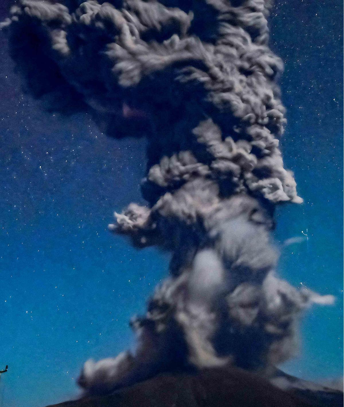 FOTO: Dahsyatnya Erupsi Gunung Lewotobi Laki-Laki, Kilatan Petir Mengiringi Semburan Abu Setinggi 10 Kilometer