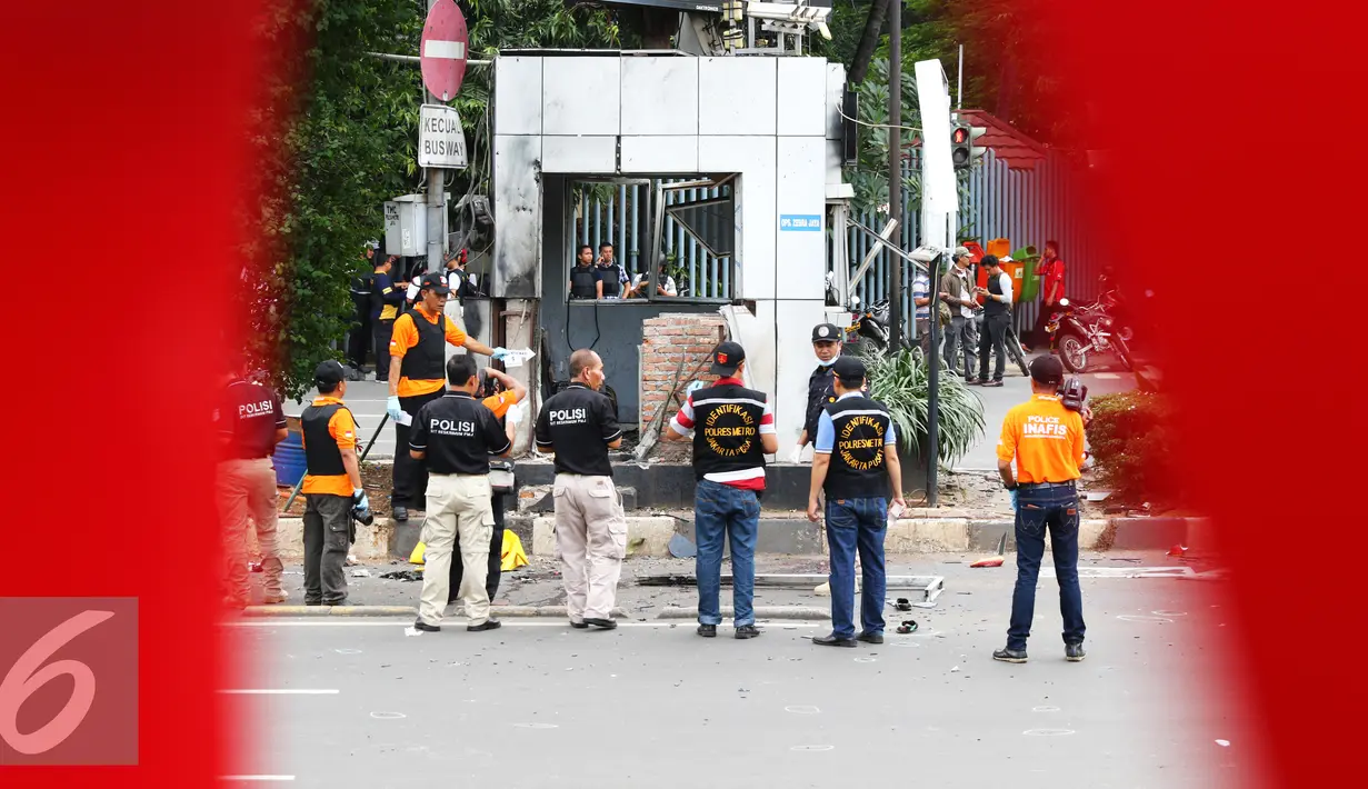 Sejumlah Personil kepolisian saat melakukan penyelidikan di lokasi pos pol sarinah, Jakarta, Kamis, (14/1/2016). Beberapa ledakan dan suara senjata api terjadi di pusat ibukota. (Liputan6.com/Yudha Gunawan)