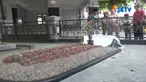 Sambil membawa bunga dan lilin, setibanya di makam Gus Dur, doa pun dipanjatkan para aktivis.