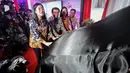 Menko PMK, Puan Maharani (kiri)  saat akan meluncurkan mobil literasi keuangan (Si Molek) di Kantor Menko PMK, Jakarta, Selasa (12/5/2015). 21 unit Si Molek diluncurkan untuk menambah 20 mobil yang sudah ada sebelumnya. (Liputan6.com/Faizal Fanani)