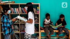 Anak-anak membaca buku saat PPKM Level 3 di Taman Baca Masyarakat Pekan Karya,  Tangerang Selatan, Banten, Selasa (8/2/2022). Pemerintah daerah di wilayah aglomerasi Jabodetabek akhirnya bisa menghentikan proses PTM setelah ditetapkan sebagai daerah berstatus PPKM level 3. (Liputan6.com/Johan Tallo)