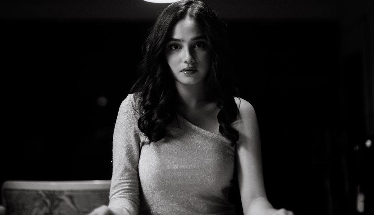 Beberapa waktu lalu, Syifa Hadju melakukan photoshoot. Kali ini photoshoot-nya bersama photographer suedeshots. Konsep pemotretan wanita kelahiran 2000 dengan tema hitam putih  ini banjir pujian warganet.(Liputan6.com/IG/@syifahadjureal)