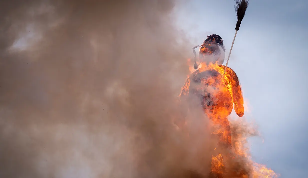 Sebuah boneka salju raksasa atau yang disebut Boeoegg dibakar di alun-alun Sechselaeuten, Zurich, Swiss (16/4). Acara ini untuk menandakan akhir dari festival musim dingin. (Ennio Leanza/Keystone via AP)