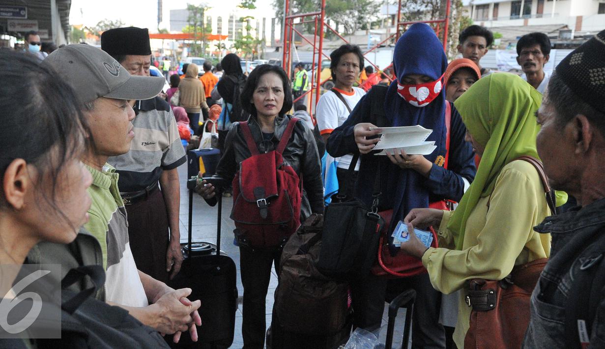 Sejumlah pemudik tampak mengumpulkan KTP di Stasiun Senen pada H+3 Lebaran, Jakarta, Senin (20/7/15). Para pemudik berencana pulang kampung pada H+3 karena tidak mendapatkan tiket sebelum Lebaran. (Liputan6.com/Herman Zakharia)