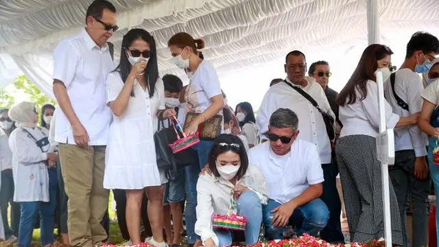 Pemakaman Ibunda Gading Marten