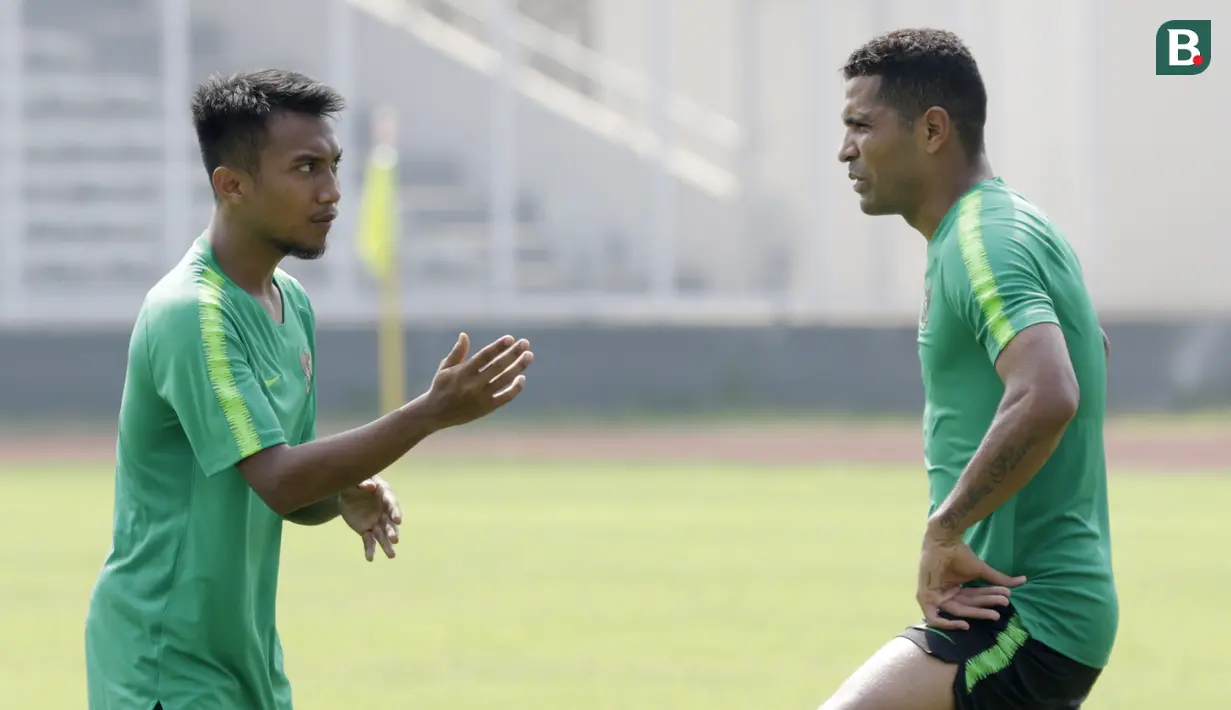 Pemain Timnas Indonesia, Beto Goncalves, berdiskusi dengan Muhammad Hargianto, usai latihan di Stadion Madya Senayan, Jakarta, Rabu (21/11). Latihan ini persiapan jelang laga Piala AFF 2018 melawan Filipina. (Bola.com/M. Iqbal Ichsan)